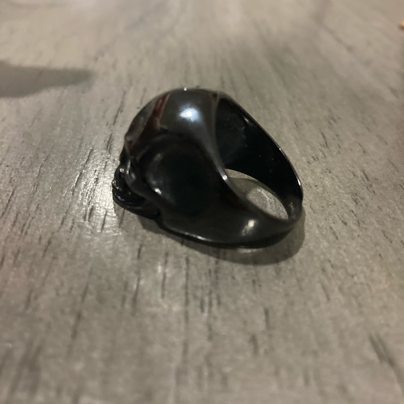 Black skull rock and roll ring. Unisex - Picture 3 of 3